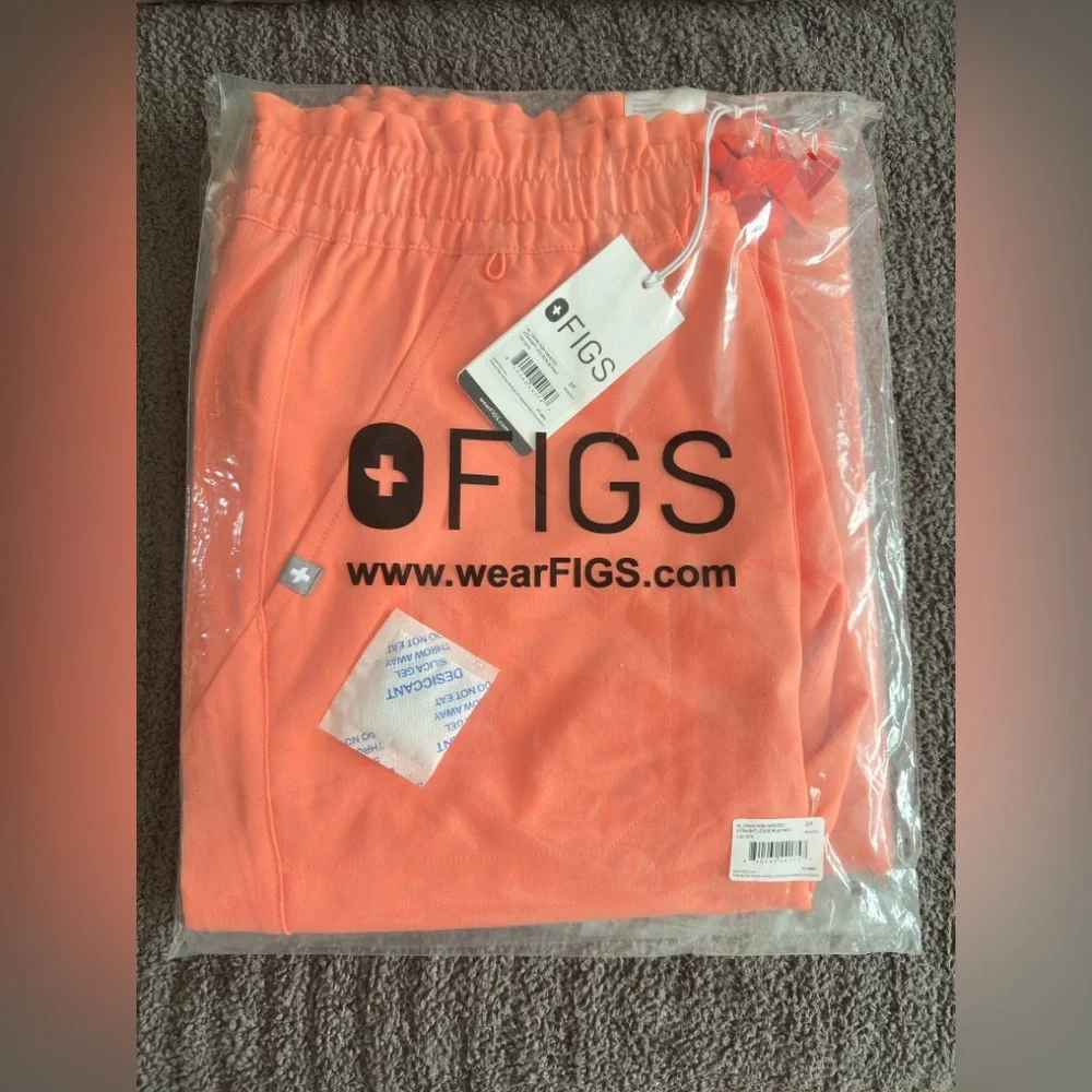 Brand New Figs Sunset Drift Color Scrub Set, Top M, bottom S - Picture 5 of 7